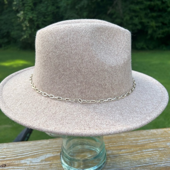 Anthropologie felt hat with small chain detail - Picture 3 of 5